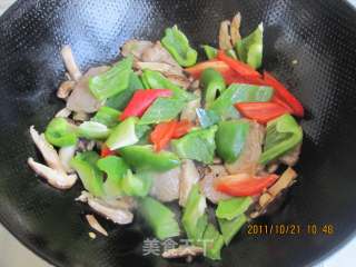 Scenery on The Table-sliced Meat with Mushrooms recipe