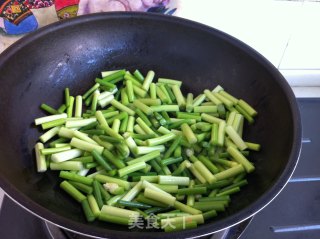 Stir-fried Bamboo Shoots with Garlic Stalks recipe