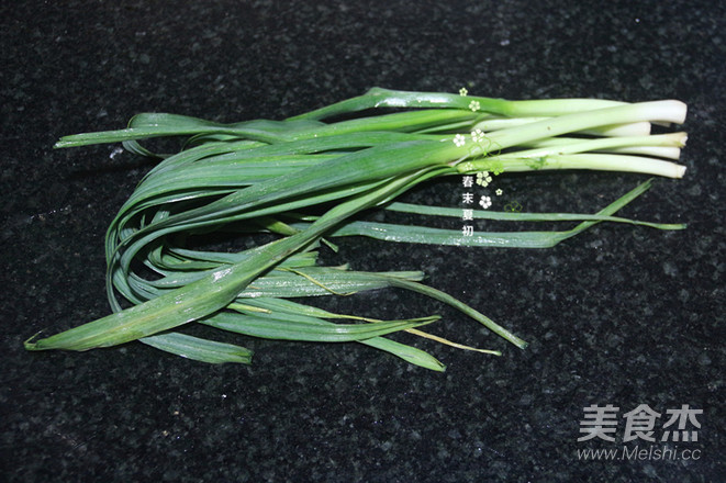 Sauerkraut Shrimp Skin and Garlic Leaves recipe