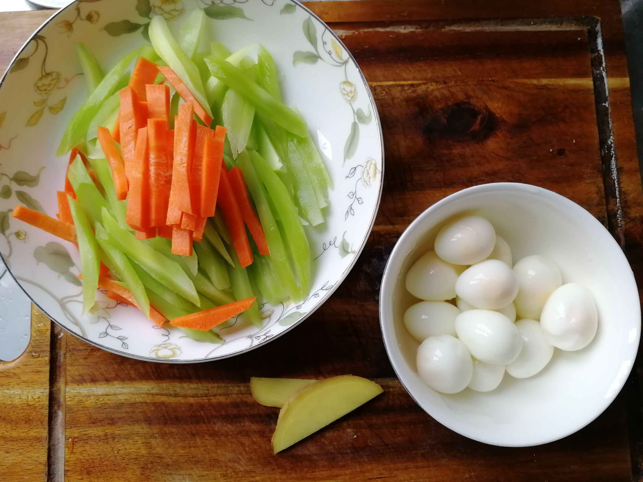 Stir-fried Quail Eggs with Shredded Lettuce recipe