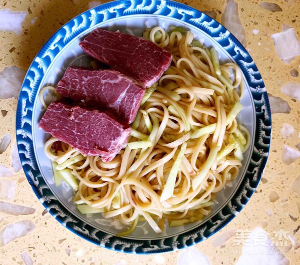 Cold Noodles with Beef and Melon recipe