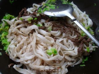 Stir-fried Kway Teow with Shredded Beef and Cabbage recipe