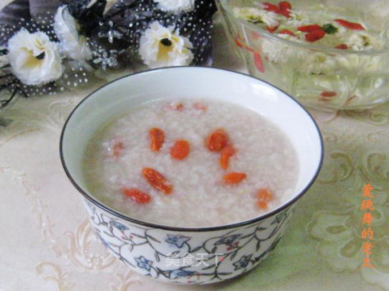 Chrysanthemum and Chinese Wolfberry Glutinous Rice Porridge