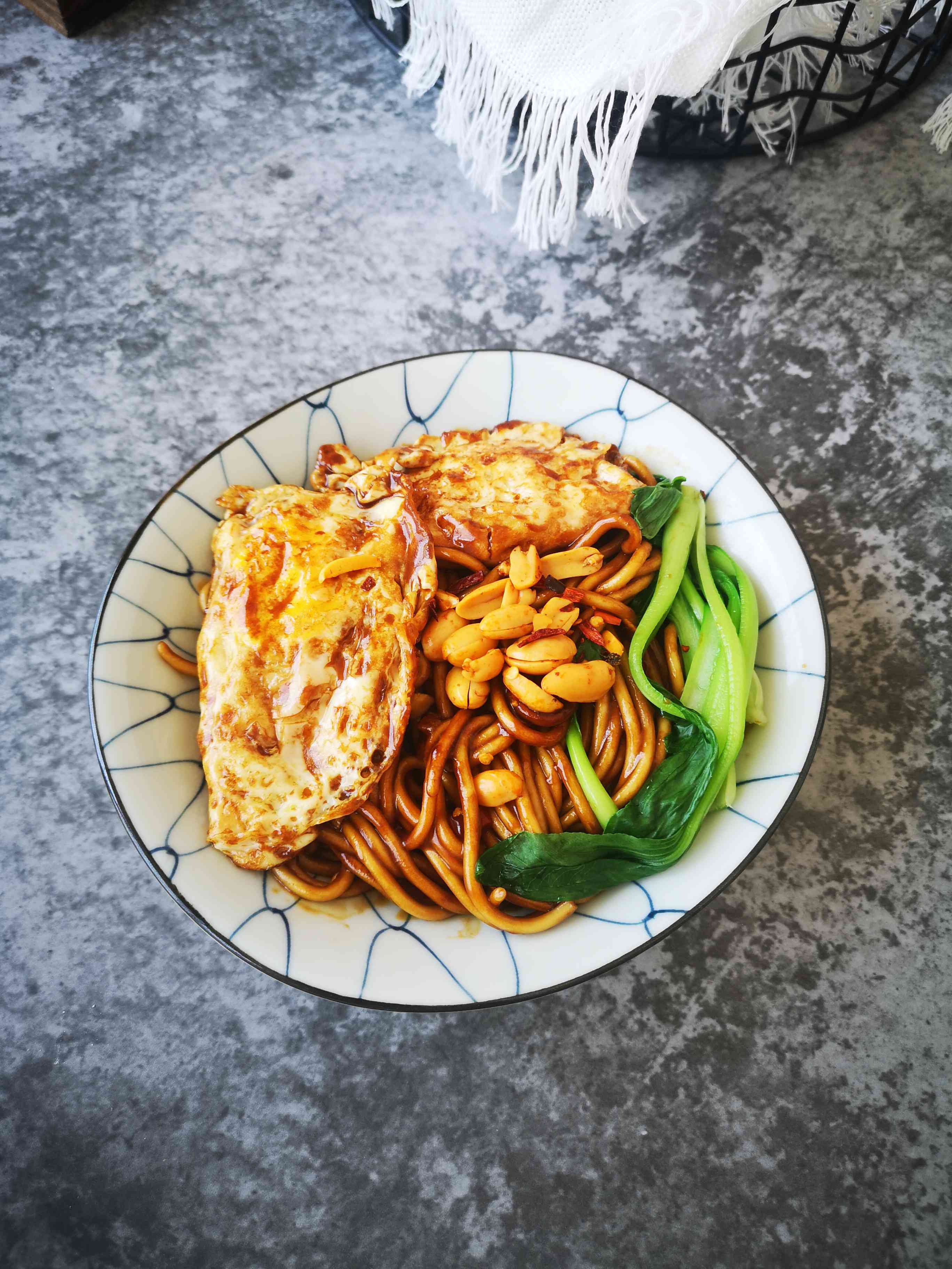 Taken in Ten Minutes, It's So Delicious that It Bursts! Net Red Poached Egg Braised Noodles recipe