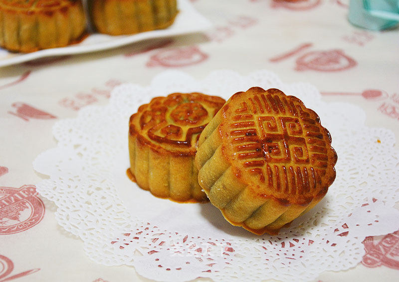 Cantonese Egg Yolk Mooncake recipe