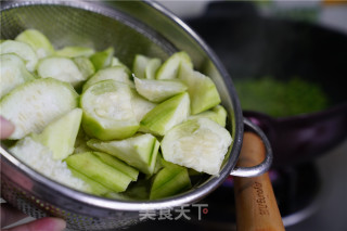 Crispy Beef Loofah Edamame recipe
