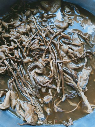 Stir-fried Shredded Pork with Tea Tree Mushroom recipe