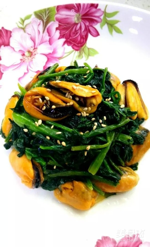 Stir-fried Mussels with Spinach recipe