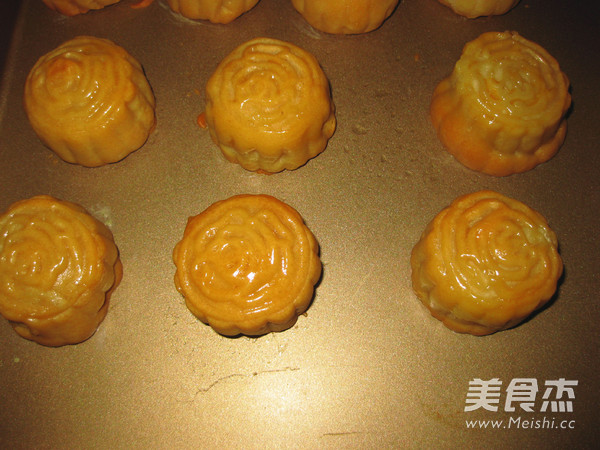 Cantonese-style Moon Cake with Lotus Seed Paste recipe