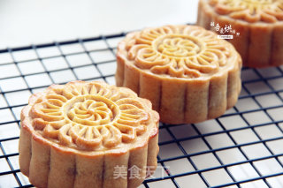 Mid-autumn Festival, The Sweet "moon" Warms People's Hearts-single Yellow and White Lotus Paste Moon Cake recipe