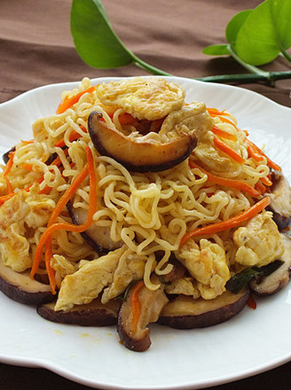 Fried Instant Noodles with Mushrooms and Eggs recipe