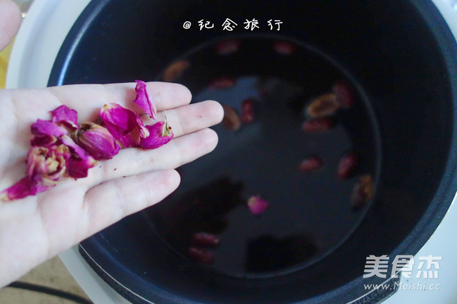 Rose, Red Dates and Black Rice Porridge recipe