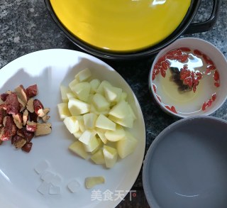 Red Dates, Longan and Apple Sweet Soup recipe