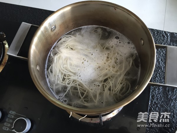 Xiangxi Sour Radish Cold Noodles recipe