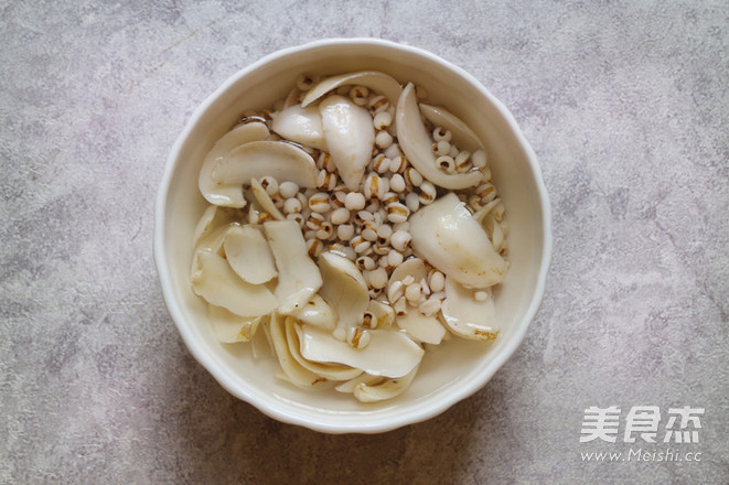 White Fungus, Lily and Barley Soup recipe