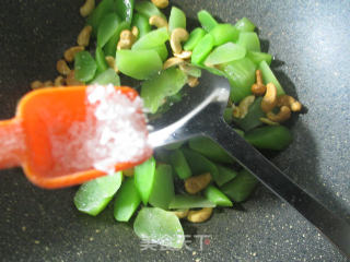 Stir-fried Lettuce with Crispy Cashew Nuts recipe