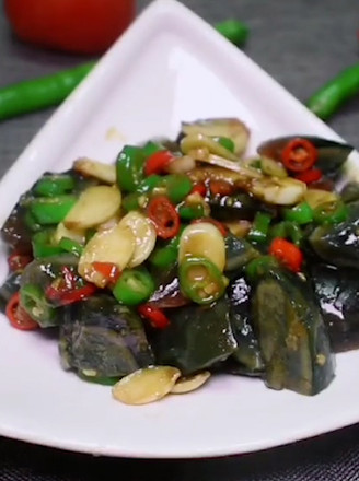 Fried Preserved Eggs with Green Peppers recipe