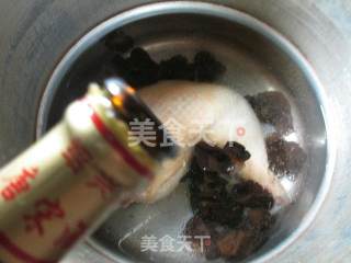 Black Fungus, Lamb's Tail, Bamboo Shoots and Chicken Leg Soup recipe