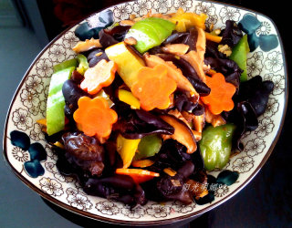 Stir-fried Fungus with Mushrooms and Green Peppers recipe