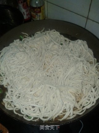 Hand-made Noodles are Also Steamed in The Sauna-----simmered Noodles with Beans and Ribs recipe