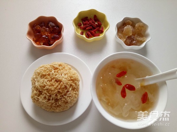 Very Gluey-peach Gum White Fungus Soup recipe