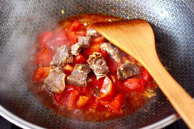 Beef Noodles with Tomato and Vegetables recipe