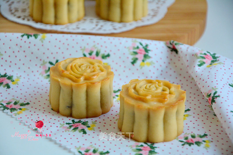 Cantonese Mooncakes with White Bean Paste and Cranberry recipe