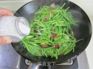 Stir-fried Bacon with Artemisia recipe