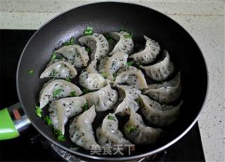 A Pot of Crispy Pan-fried Dumplings for Breakfast recipe