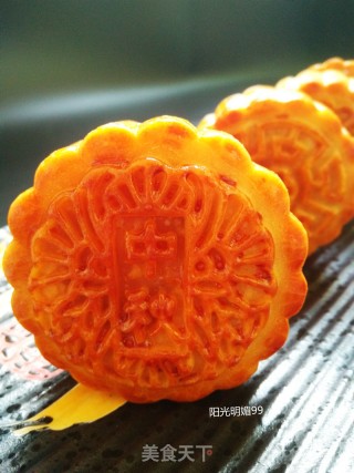 Cantonese-style Lotus Paste and Egg Yolk Mooncakes recipe