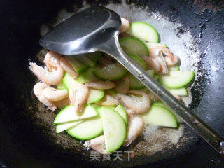 Stir-fried Zucchini with Jiangbai Shrimp recipe