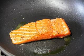 [fried Salmon with Sauce and Vegetables] recipe