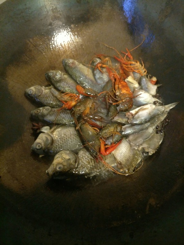 Braised Wild Small Crucian Carp Crayfish recipe