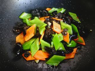 Stir Fried Fungus with Carrots recipe