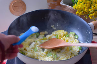 Scrambled Eggs with Broad Beans recipe