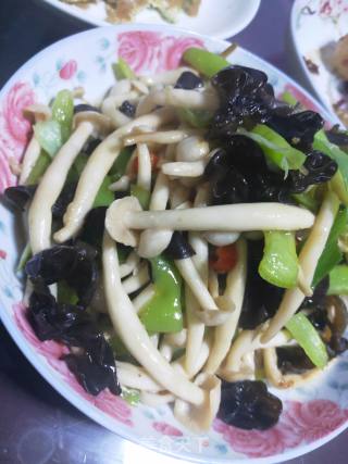 Stir-fried White Jade Mushroom with Fungus and Green Pepper recipe