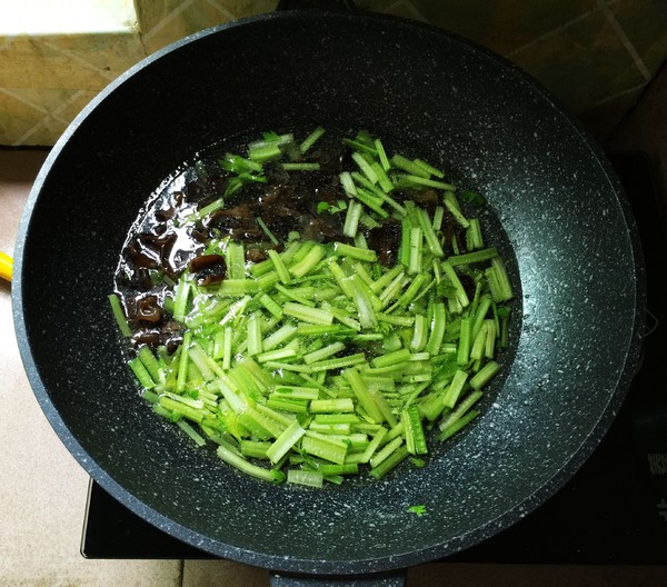 Scrambled Eggs with Celery and Black Fungus recipe