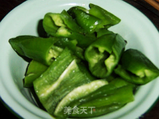 Stir-fried Lotus Root Slices with Sweet and Sour Tiger Skin Pepper recipe