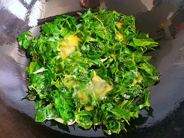 Scrambled Eggs with Elm Leaves recipe