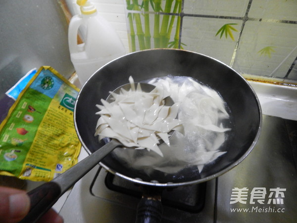 Lettuce Shredded Pork Noodles recipe