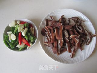 Stir-fried Pork Ears with Green Peppers recipe