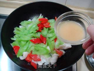 Stir-fried "fried Fish Fillet with Celery" recipe