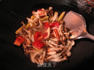 Stir-fried Crab Mushroom with Double Bamboo Shoots recipe