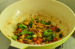 Stir-fried Double Mushrooms with Colored Peppers recipe