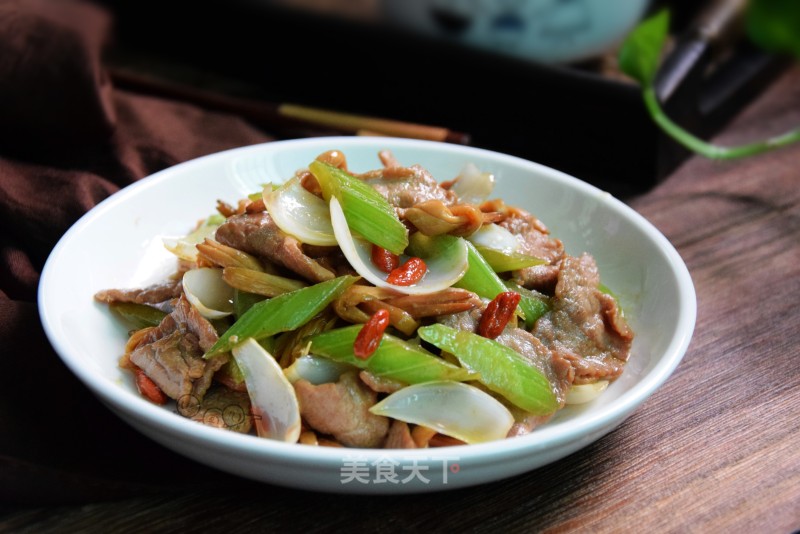 Stir-fried Pork with Lily and Celery recipe