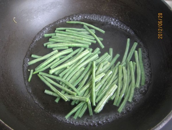 Garlic Beans with Sesame Sauce recipe