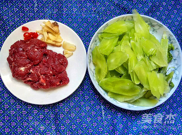 Stir-fried Beef with Lettuce recipe