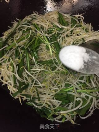 Stir-fried Leek with Mung Bean Sprouts recipe