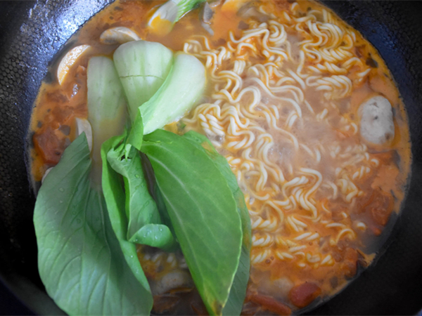 #中卓牛骨汤面# Instant Noodles with Tomato and Mushroom recipe