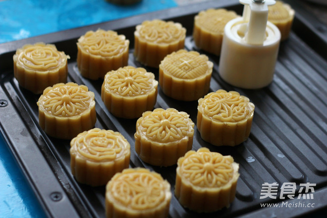 Mooncake with Lotus Seed Paste and Egg Yolk recipe